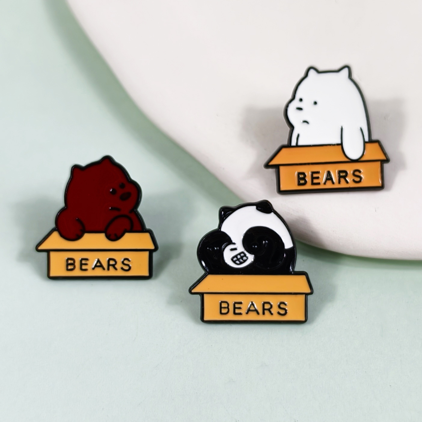 Dibujos animados anime tres broches de oso lindo mochila alfiler insignia aleación decoración conmemorativa insignia transfronteriza