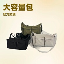 斜挎包黑色休闲时尚邮差包运动男士单肩包百搭上班小方包布包