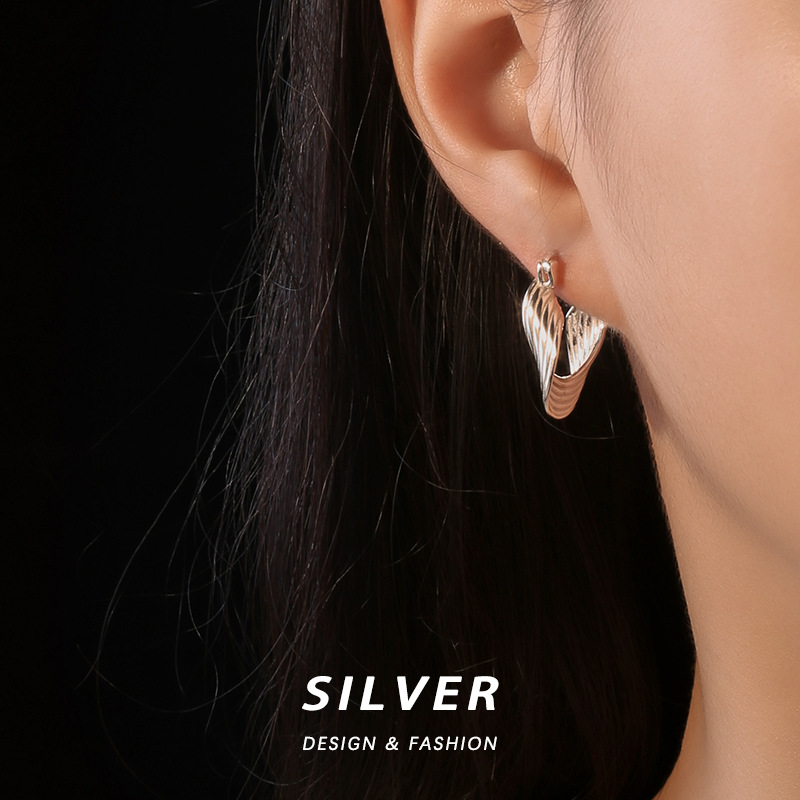 Sterling silver, simple fashionable, with a sense of high-end lines and twisted loop e. Female niche cold style_voghion.com