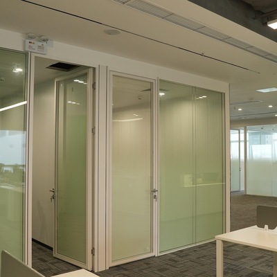 90款雙玻全景隔音隔斷辦公室直播間隔音效果好雙面12mm鋼化玻璃