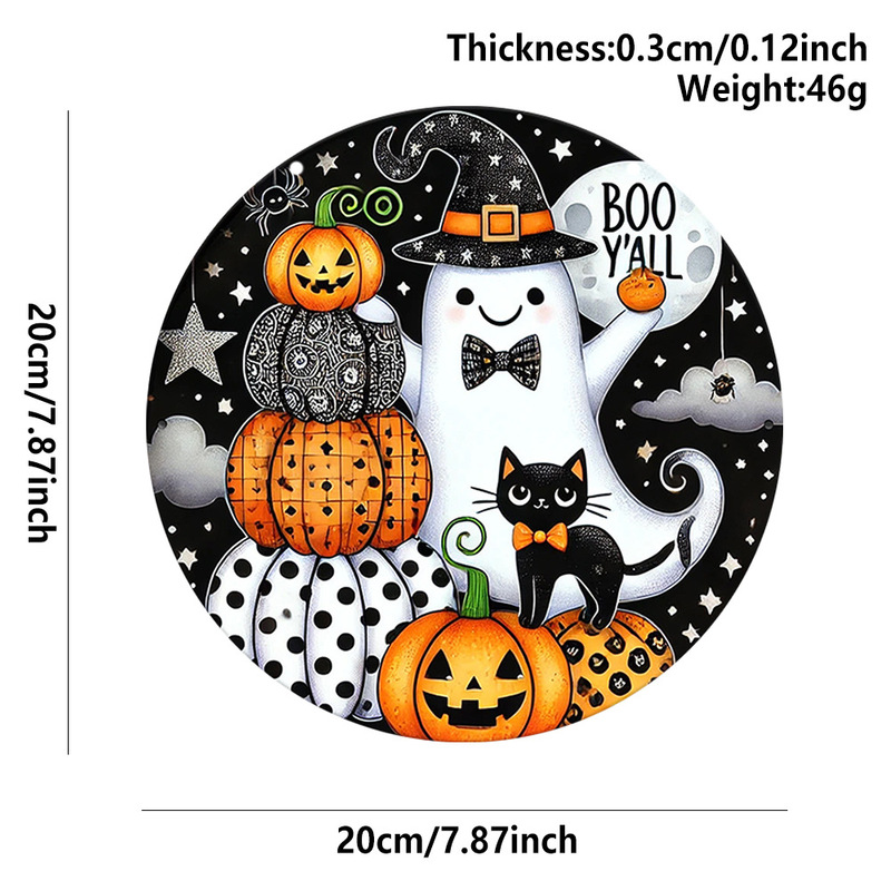 ハロウィーンをテーマにしたパーティーの雰囲気木造の家の壁に祝日の装飾の表札を飾っています。|undefined
