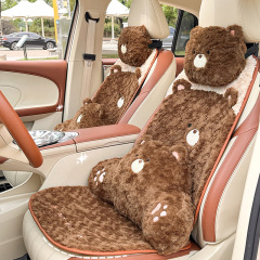 アニメの熊の車の座布団は冬に保温して車のシートを凍らせません。