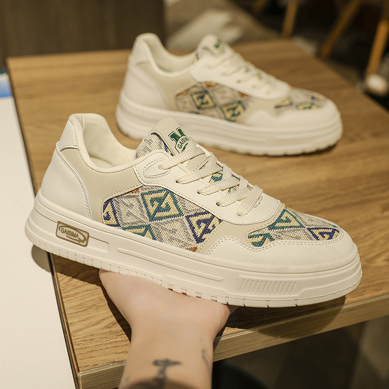 Ethnic fashionable casual footwear for leisure