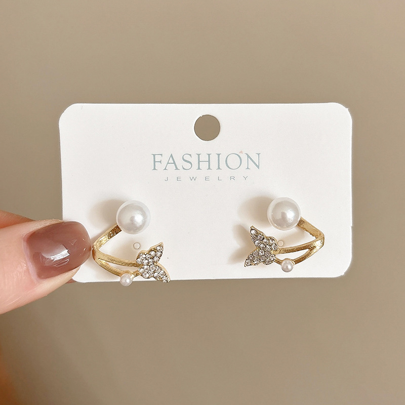 Pendientes de aleación Pendientes de alta calidad de perlas para mujer Pendientes exagerados de temperamento de lujo ligero coreano Pendientes largos con borlas al por mayor