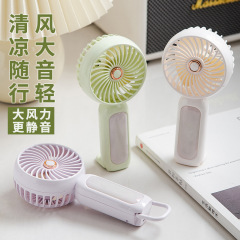 スタンドは扇風機を持っています。フックを持って、縦型のUSB充電ができます。屋外で携帯している夏の学生寮の扇風機です。