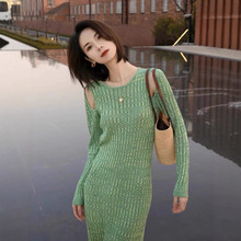 欧洲站露肩设计感针织连衣裙2025秋冬轻熟风中长款气质修身毛衣裙