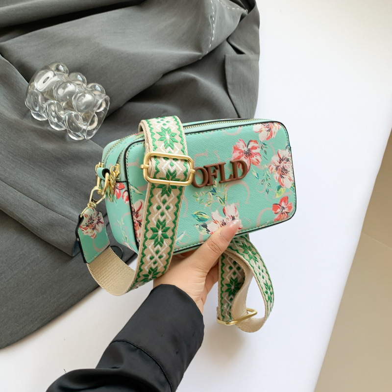 Comercio exterior transfronterizo nueva impresión de letras correas anchas moda todo-fósforo estilo caliente cámara bolso bandolera pequeño bolso cuadrado femenino