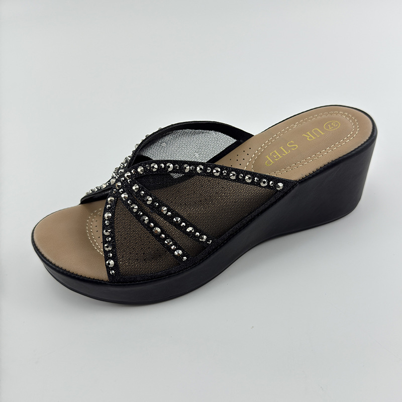 Zapatillas de tacón alto para mujeres de verano de malla de diamante de agua otoño de 2026 nuevo hombre pequeño con una parte inferior gruesa de una zapatilla confortable pendiente de zapatillas frías