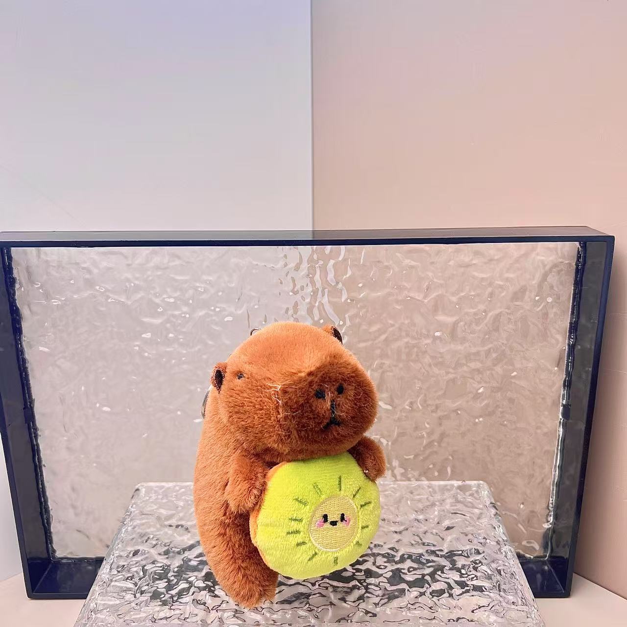 키위 과일을 들고 있는 11cm