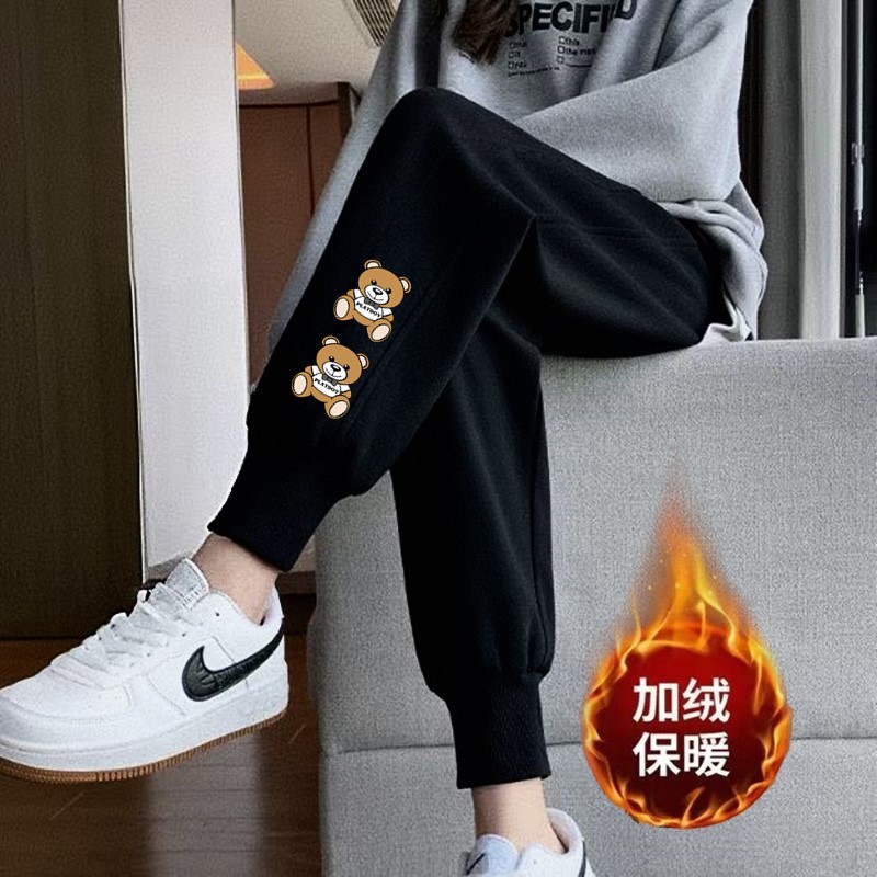 두 개의 노란 곰 나사 입이 있는 검은색 바지와 벨벳