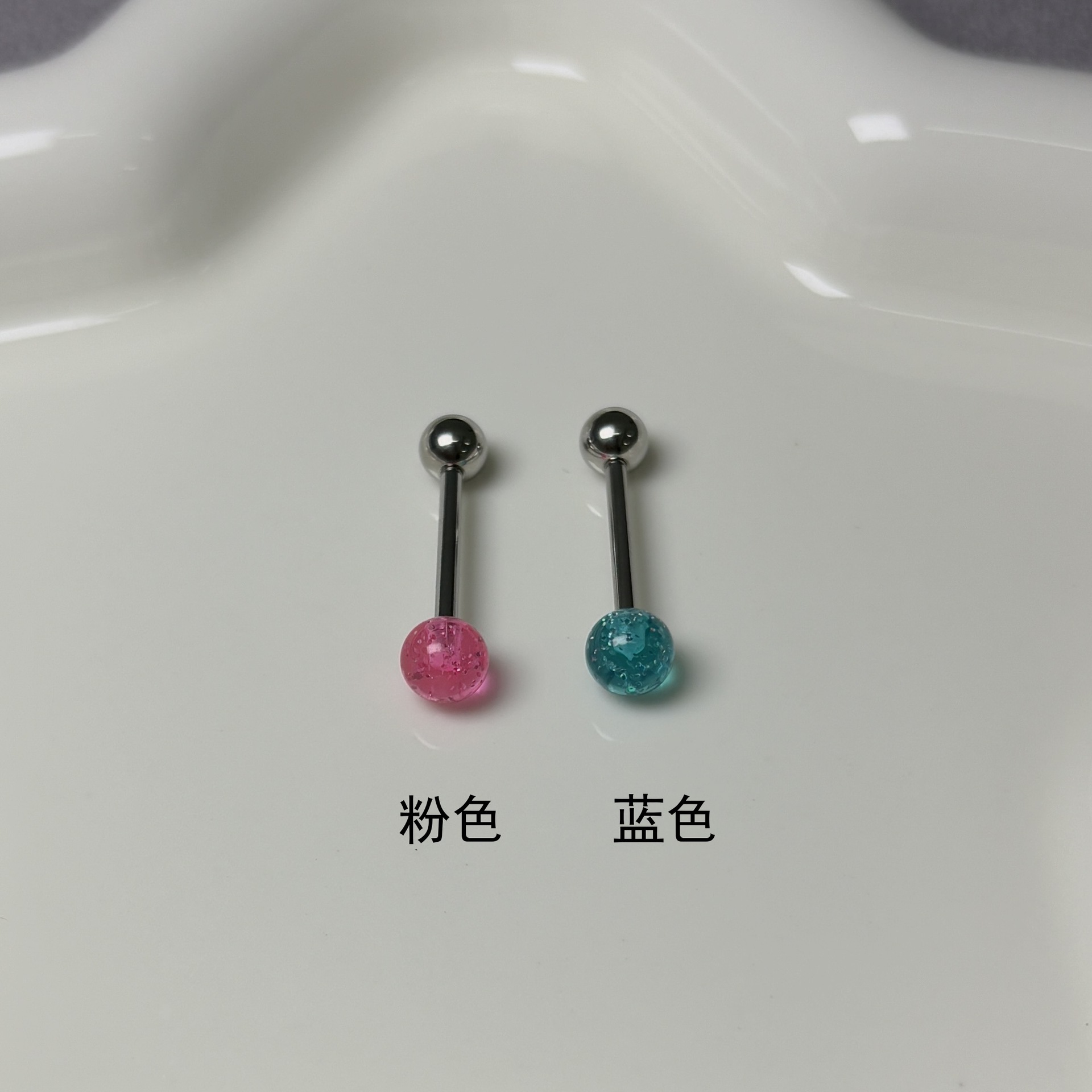 16G labret stud size and finish detail