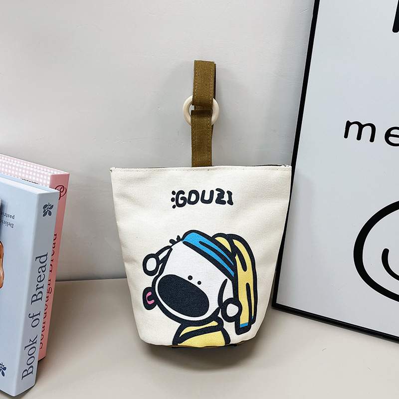 サラリーマンの携帯手提げ袋キャンバスのバケツバッグが可愛いバケツ型の手に持っています。|undefined