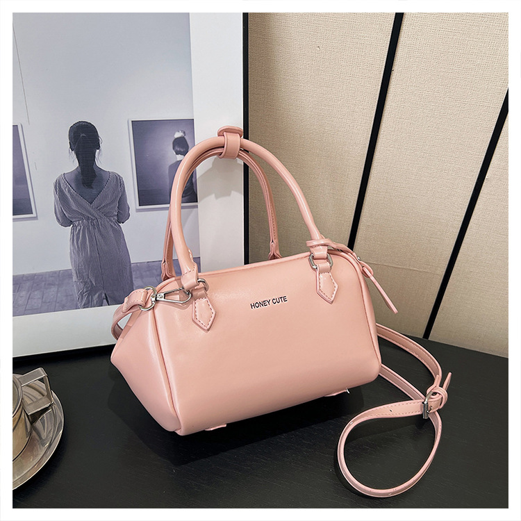 Women's Medium Pu Leather Solid Color Vintage Style Classic Style Zipper Crossbody Bag display picture 31