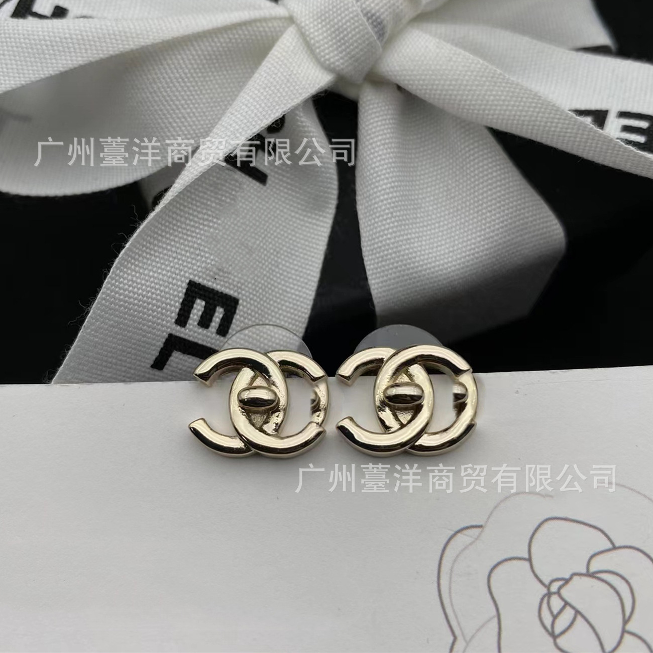 Chanel üslubunda qadın sırğaları, iki C qapaqlı