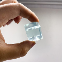 Transparent ice cubes, squishable blocks of transparent and clear stress relief, jelly candles that can be squished into small jelly glue.