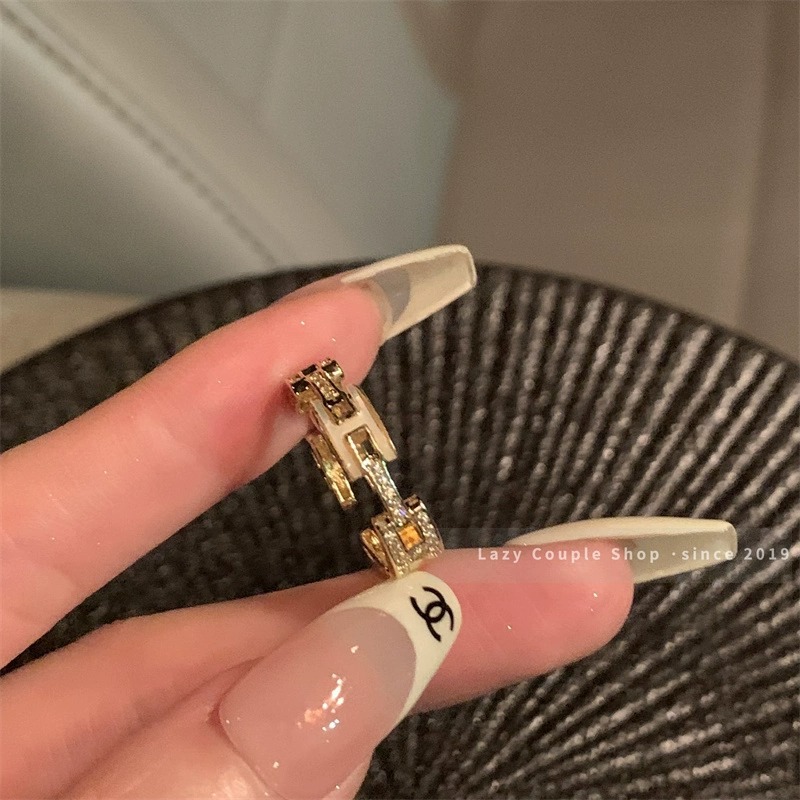 Trendige luxuriöse elegante Staperringe mit großen Buchstaben für Frauen, Nischen-High-Fashion-Ringe