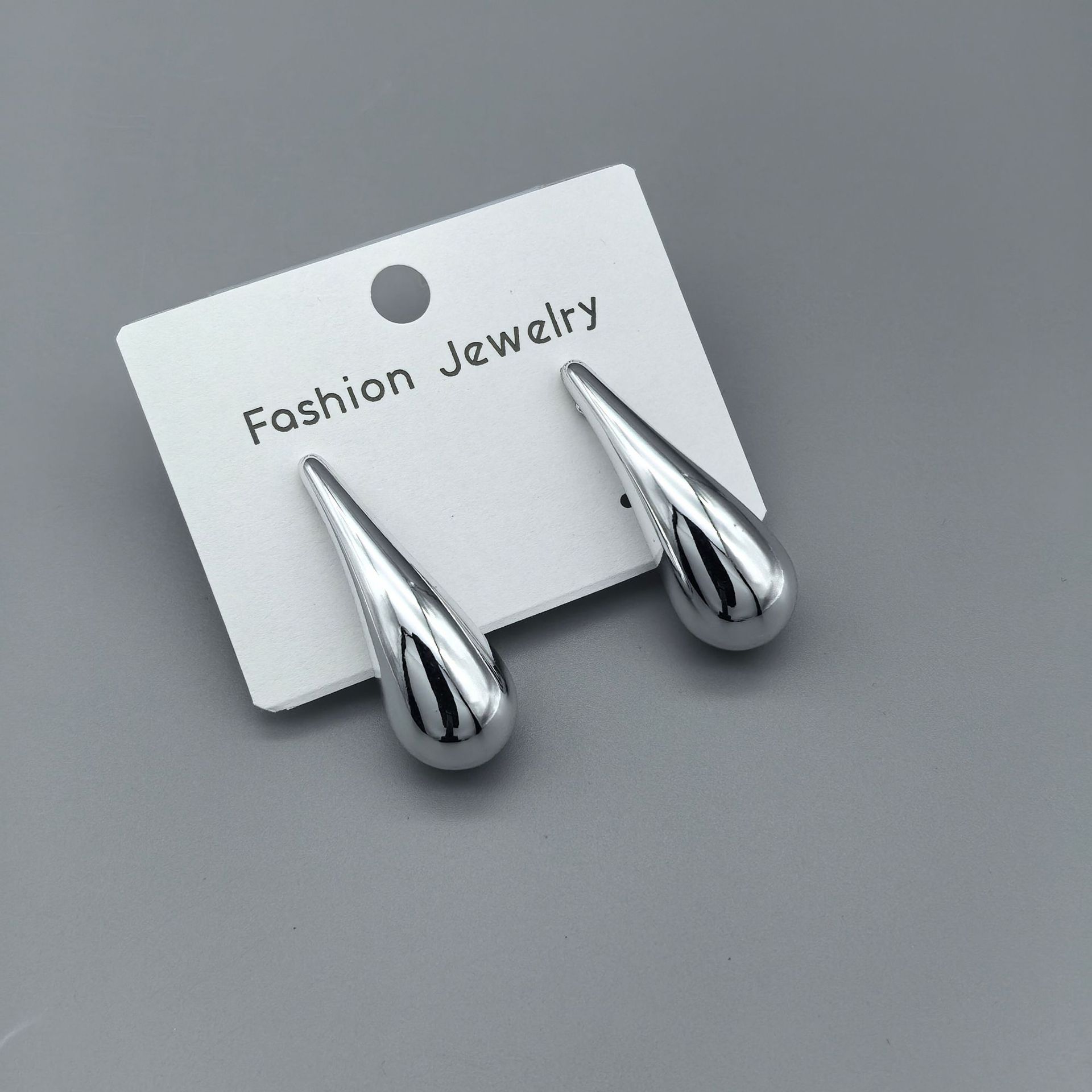 은빛 긴 물방울