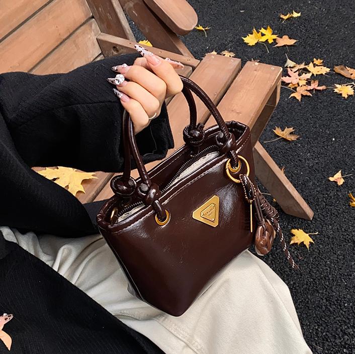 Bolsa de mano de piel de cera retrógrada para mujeres 2024 otoño y invierno nuevo estilo versátil bolso de cubo de viaje de moda mochila casual