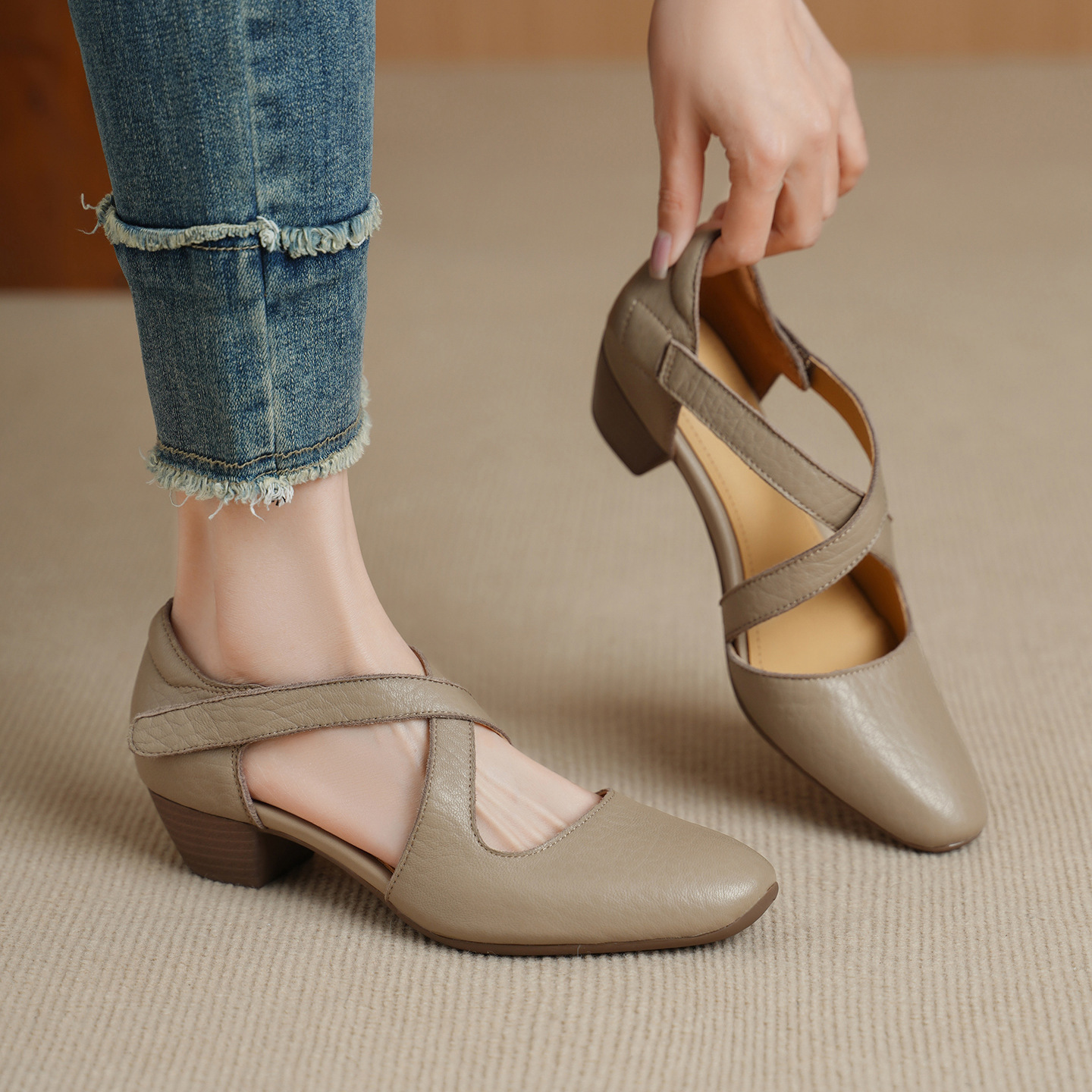 Sandal nữ da cừu mũi trùm gót vuông quai chéo dán — màu trắng ngà