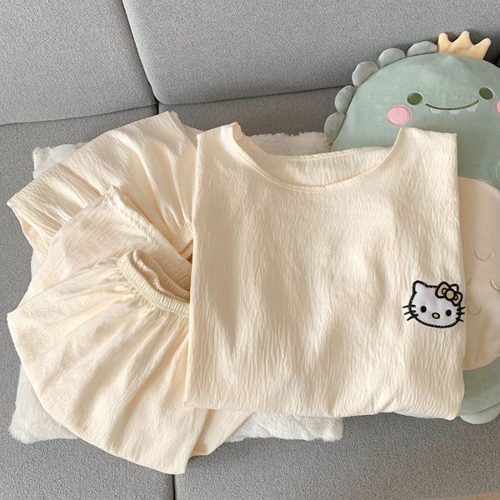 Venta al por mayor transfronteriza de color sólido bordado KT gato verano de tres piezas pijamas de manga corta mujeres traje de servicio a domicilio dulce nube de algodón