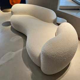 现代轻奢时尚意式极简布艺沙发羊羔绒弧形沙发中古奶油风豌豆沙发