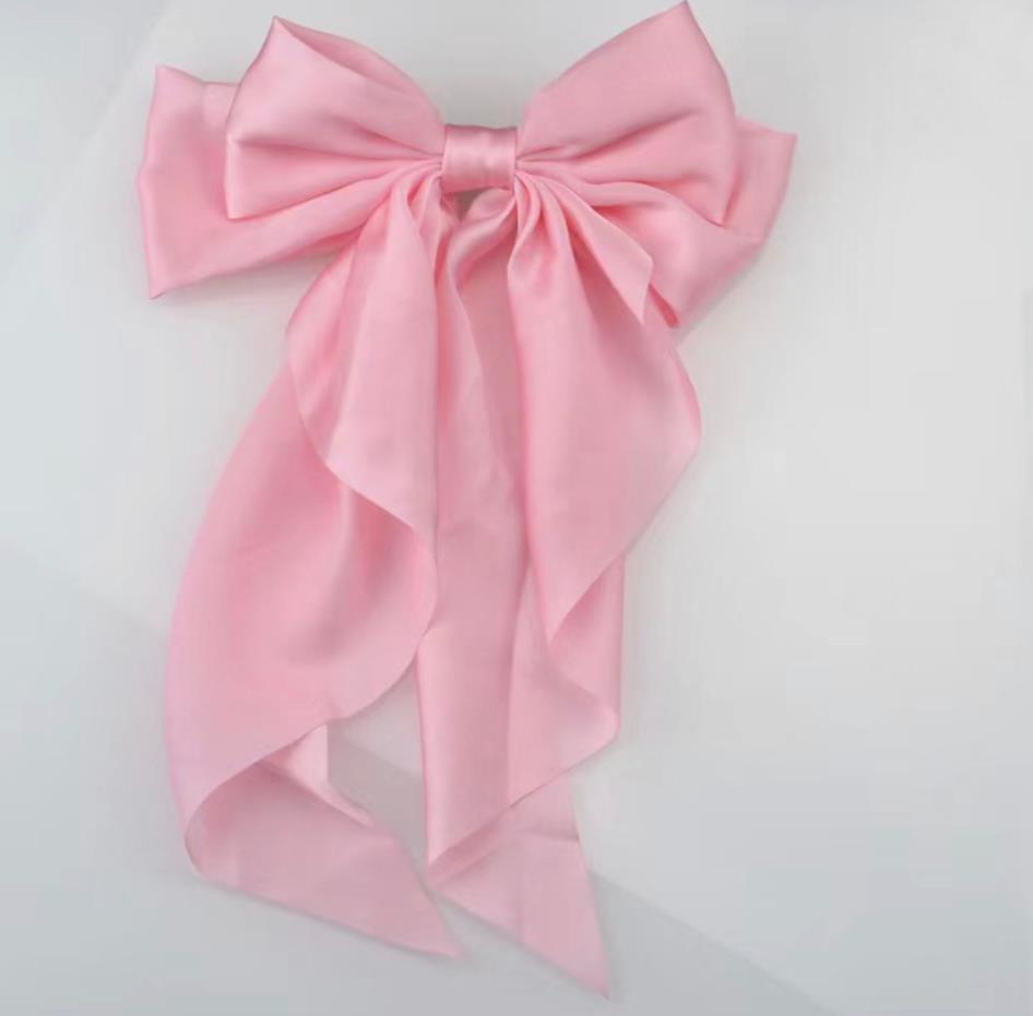 浅粉色蝴蝶结飘带