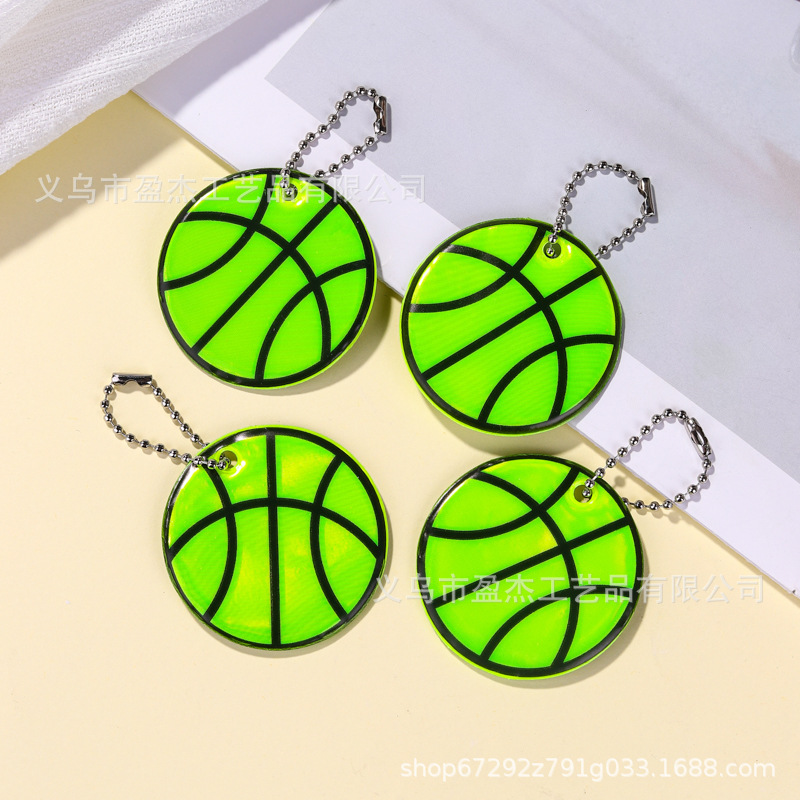 Colgante de baloncesto verde noche mochila reflectante decoración segura montar llavero de luz nocturna