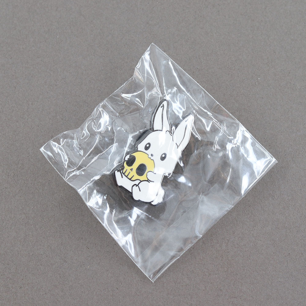 Cartoon Cute Rabbit Holding a Skull Brooch, Dark Gothic Style Metal Badge, European and American Quirky Fun Pin
