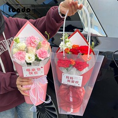 母の日に起爆した広志が美芽を贈る花一体型の花屋は花を包んでいる
