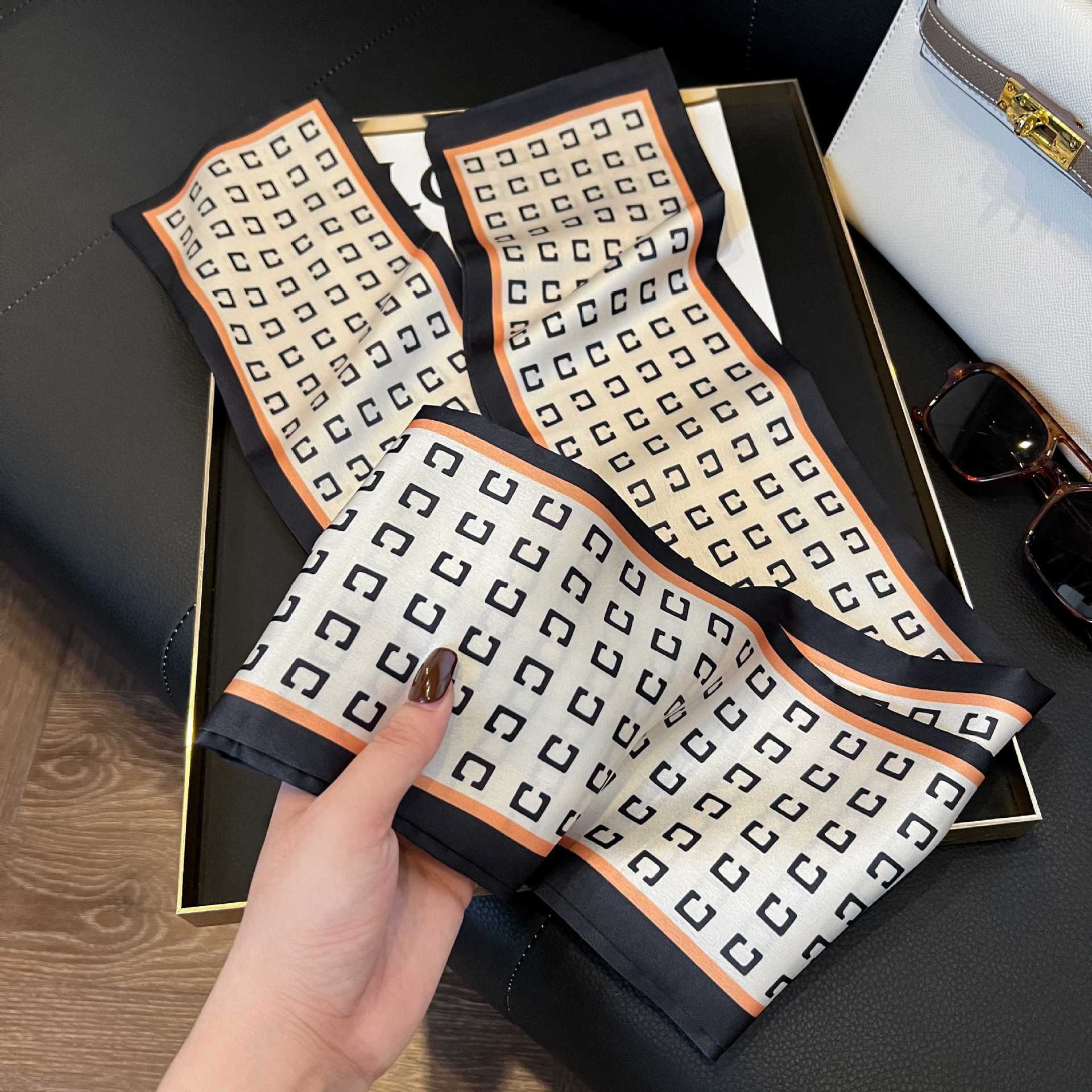 Nueva bufanda de seda pequeña banda larga estrecha para el cabello mujer estilo primavera y otoño moda madre bufanda estilo verano estilo fino serpentina bufanda al por mayor