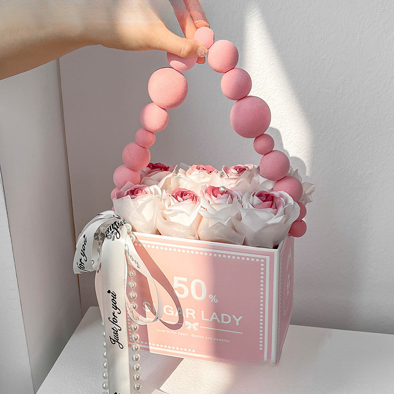 Estilo de nicho, sensación de atmósfera, rosa, caja de regalo portátil, flor artificial, producto terminado, graduación de cumpleaños, niña
