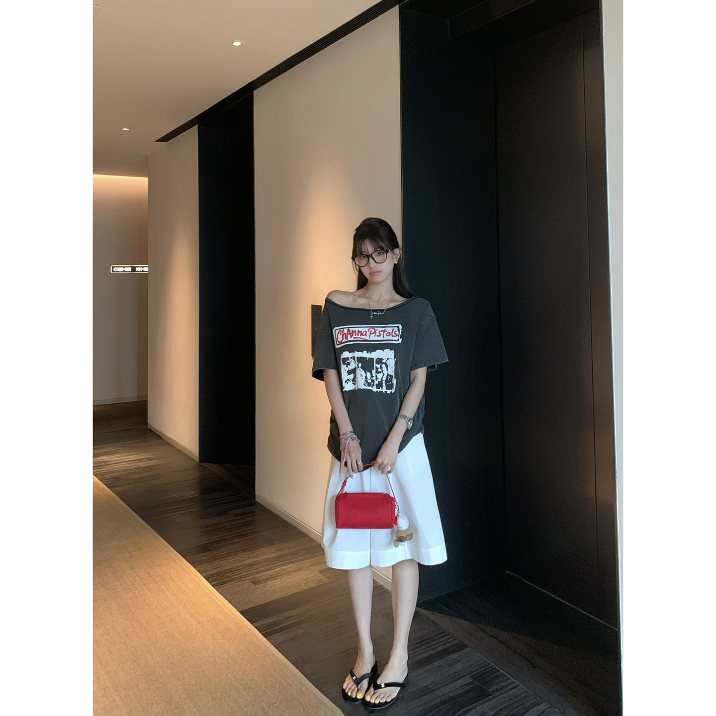 Baisiwang ウォッシュドブラックシャーリングプリント半袖 Tシャツレディース夏韓国スタイルルーズで多用途なスリムオフショルダートップ