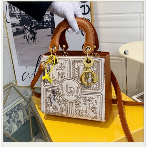 The trendy handbags of 2024, new, niche, minimalist, retro style, fashionable, super hot, grand women's handbags, crossbody bags