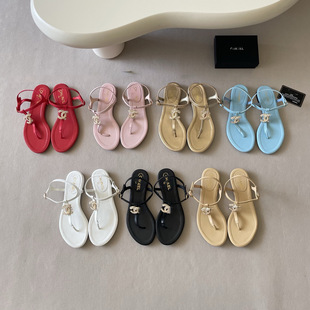 �羳C��һ����ŮЬ��a�����OӋ���r��ɳ����ɫ���eƽ�כ������l
