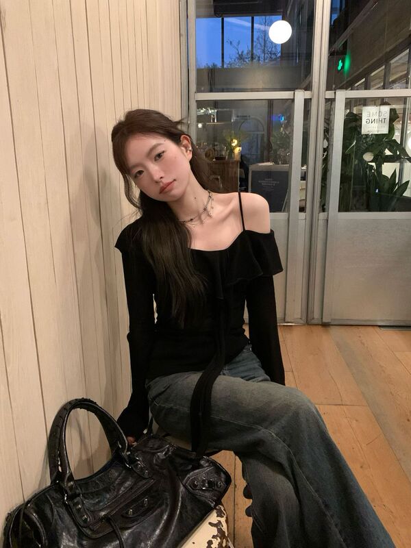 早秋黒一字肩長袖日焼け止めニットtシャツ女装薄手デザイン感肩ストラップ上着潮|undefined