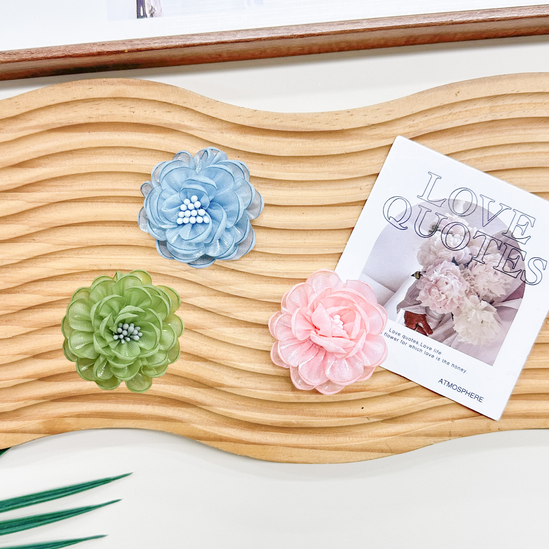 5 flores de tela de perla hermosa moda estereoscópica en blanco y negro accesorios de la habitación de tela pegada ropa bolsa accesorios para el cabello image 5