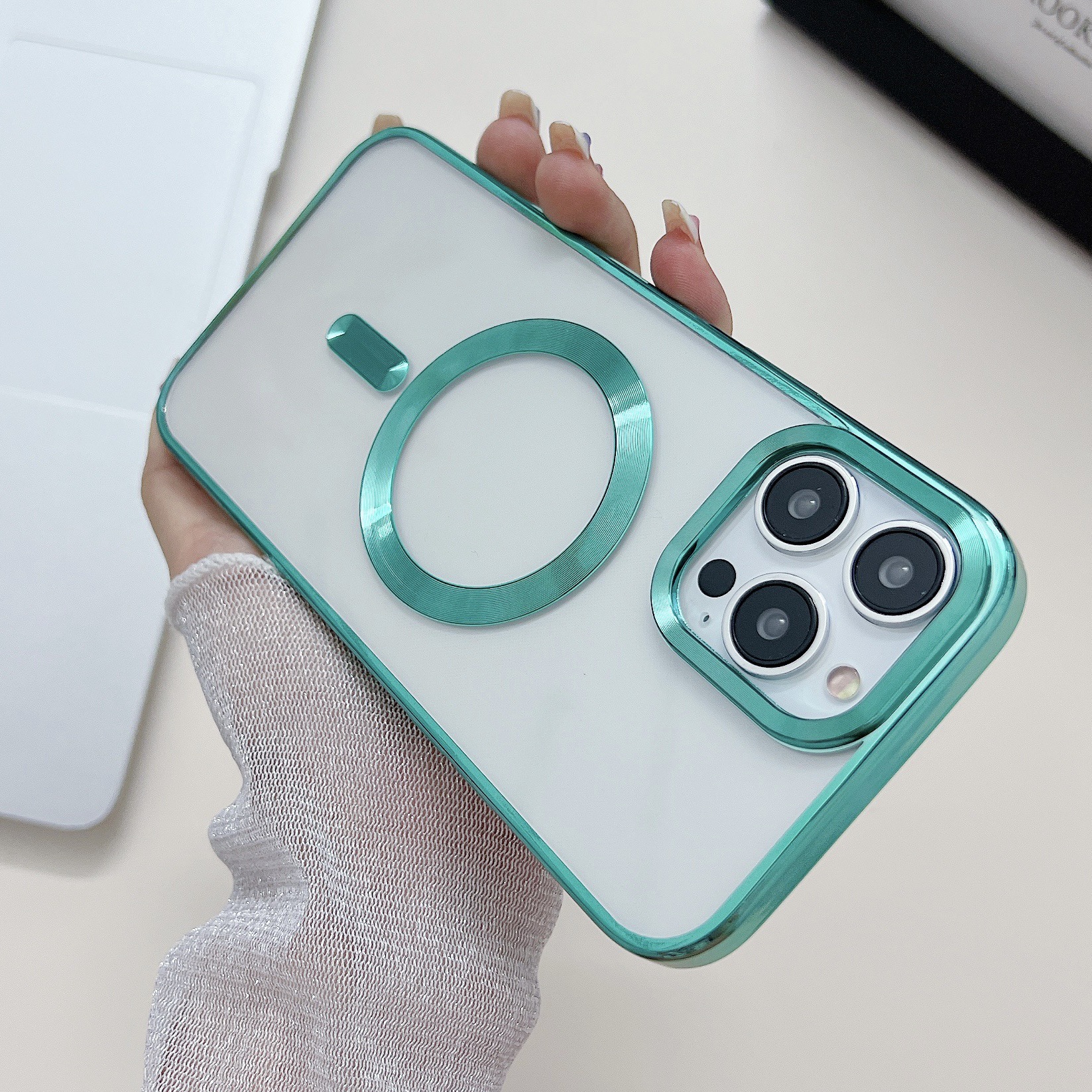 Funda para teléfono móvil Apple 16 galvanoplastia magnético iPhone14 color sólido escudo dorado 15promax funda protectora de silicona