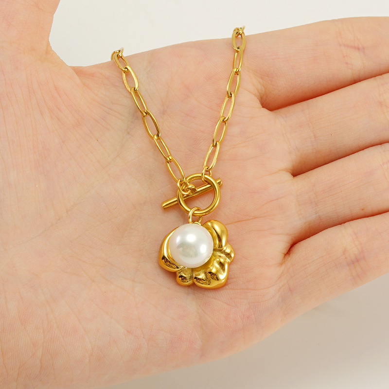 Verano transfronterizo nuevo collar de perlas elegante de las mujeres de alto grado irregular de acero de titanio colgante Cadena de clavícula al por mayor