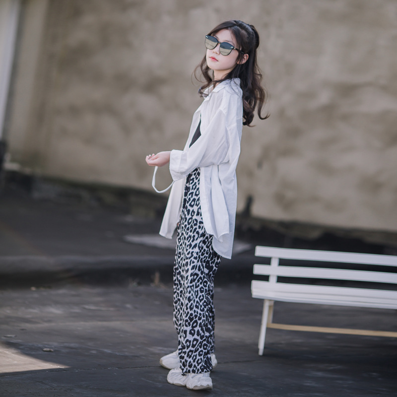 Camisa blanca para niñas 2023 Verano nuevos niños medios y grandes niños hip hop drapeado camisa padre-hijo delgada ropa de protección solar moda