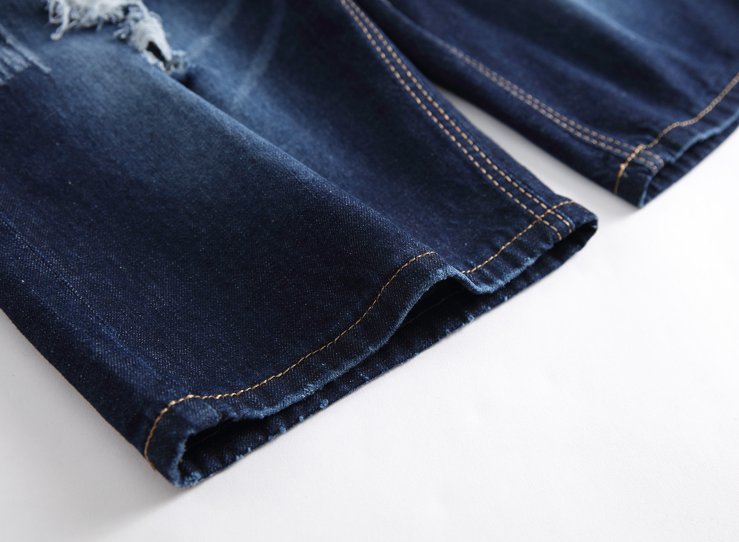 Pantaloncini estivi da uomo in denim di cotone strappato e forato, di colore chiaro, di media lunghezza, aderenti_voghion.com