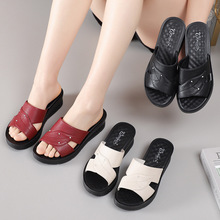 坡跟厚底中年凉拖鞋女真皮中老年妈妈鞋拖鞋软底大码女鞋一字拖女