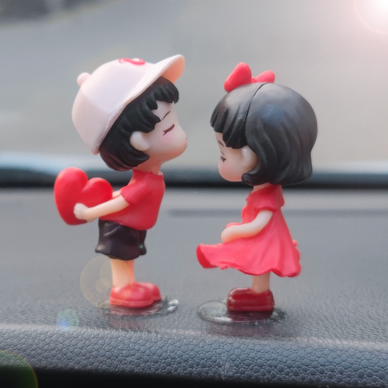 Adornos de coche de celebridades de Internet al por mayor accesorios de coche lindo beso pareja muñeca decoración de coche eléctrico