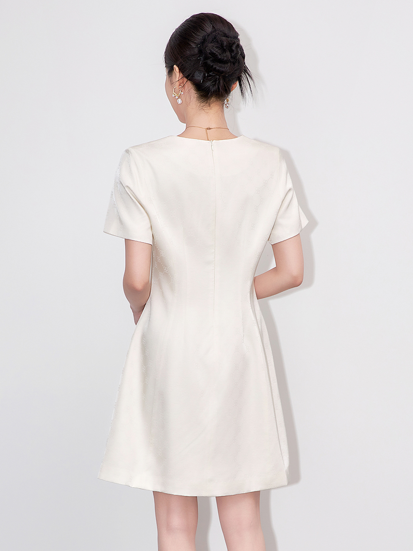 Đầm suông tay ngắn cổ tròn chất liệu tơ nhân tạo dệt jacquard thanh lịch — màu hồng