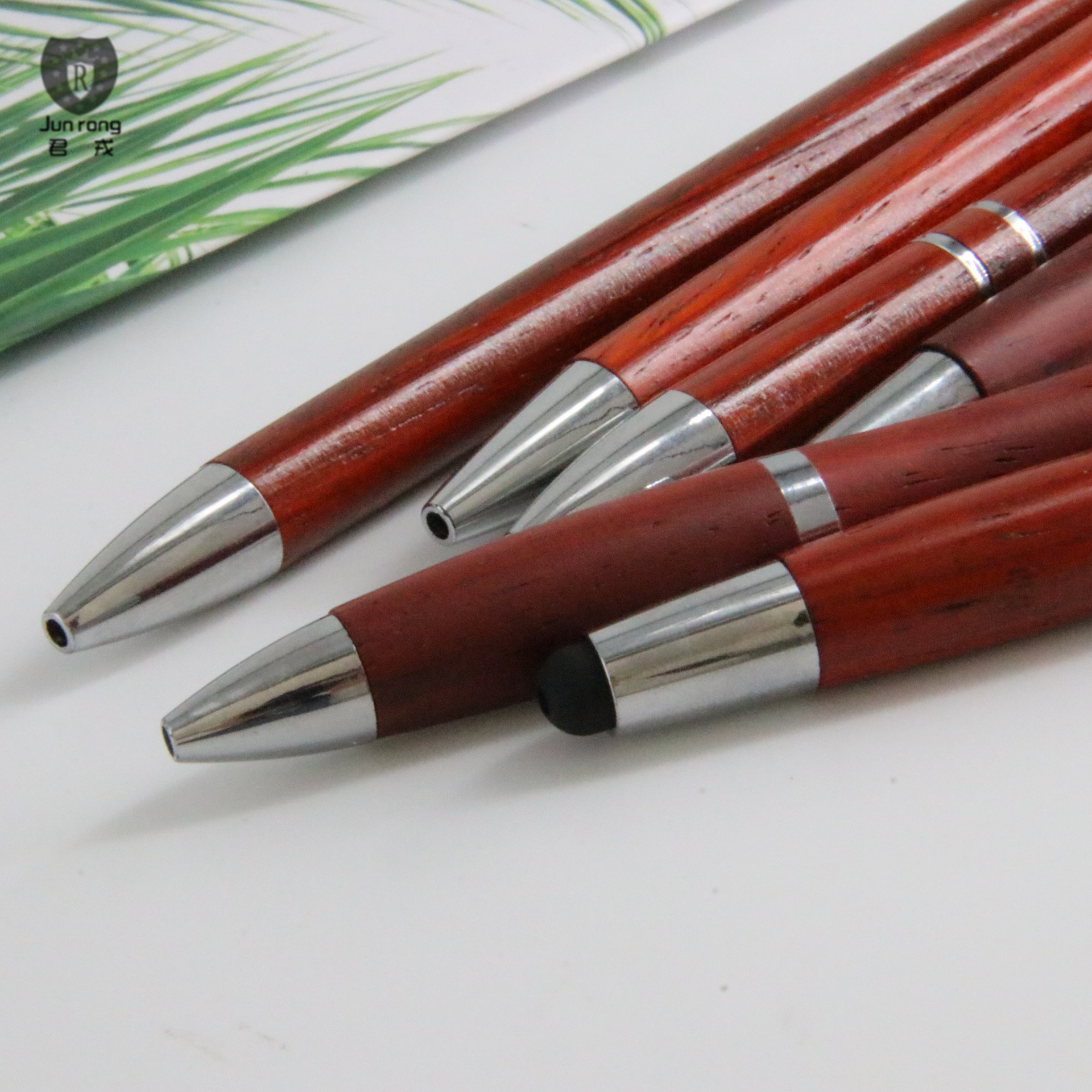 Pluma de madera roja pluma de regalo logotipo láser bolígrafo múltiple pluma de regalo de Navidad pluma de madera de bambú pluma de descuento