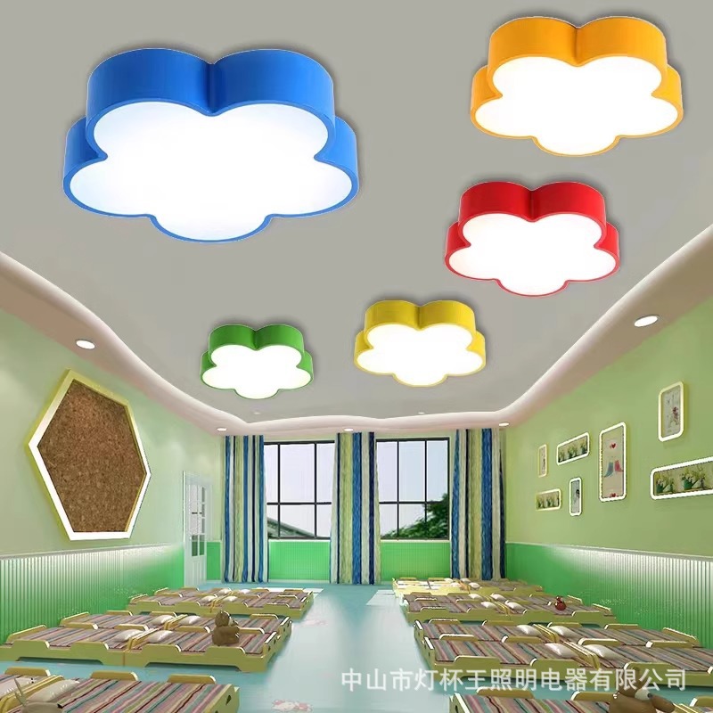 Centro de educación temprana, instituciones de formación, pasillo de jardín de infantes, sala de baile, lámparas de dibujos animados