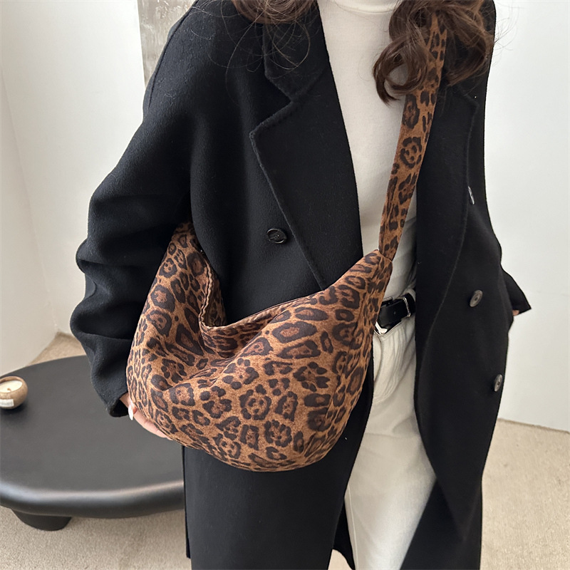 Bolsa de transporte de alta calidad 2024, invierno nuevo retro cuero suave leopardo bolsa casual versátil bolso de hombro inclinado