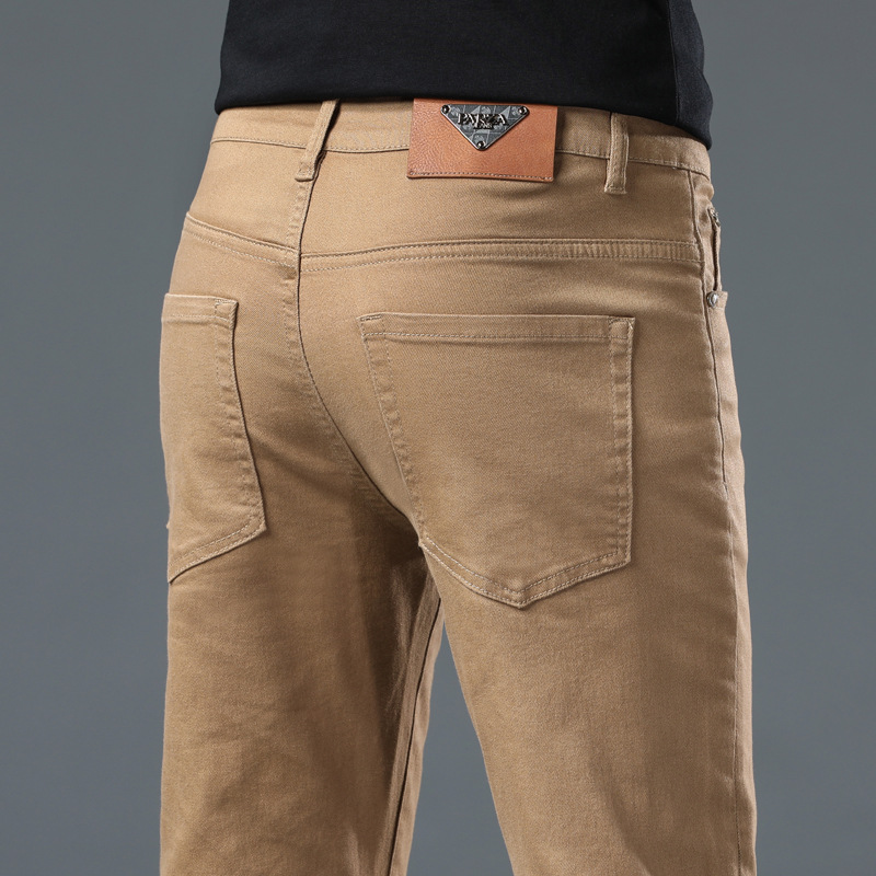 Jeans de color khaki otoño y invierno para hombres de moda simple productos europeos 2024 nuevos pantalones de alta gama de moda casuales delgados