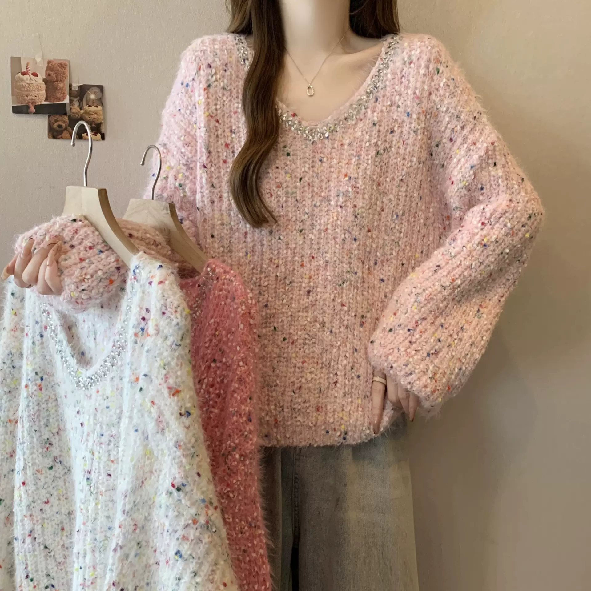 大码胖mm秋冬季新款多巴胺彩点V领针织衫毛衣甜美减龄软糯上衣