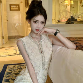 重工钉珠俏皮气质遮肉显瘦香风露肩连衣裙女一件代发一件包邮。