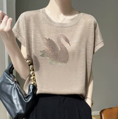 夏のゆったりとした大きいサイズの竹の節麻の半袖のtシャツの女性はお腹を遮ってやせています。